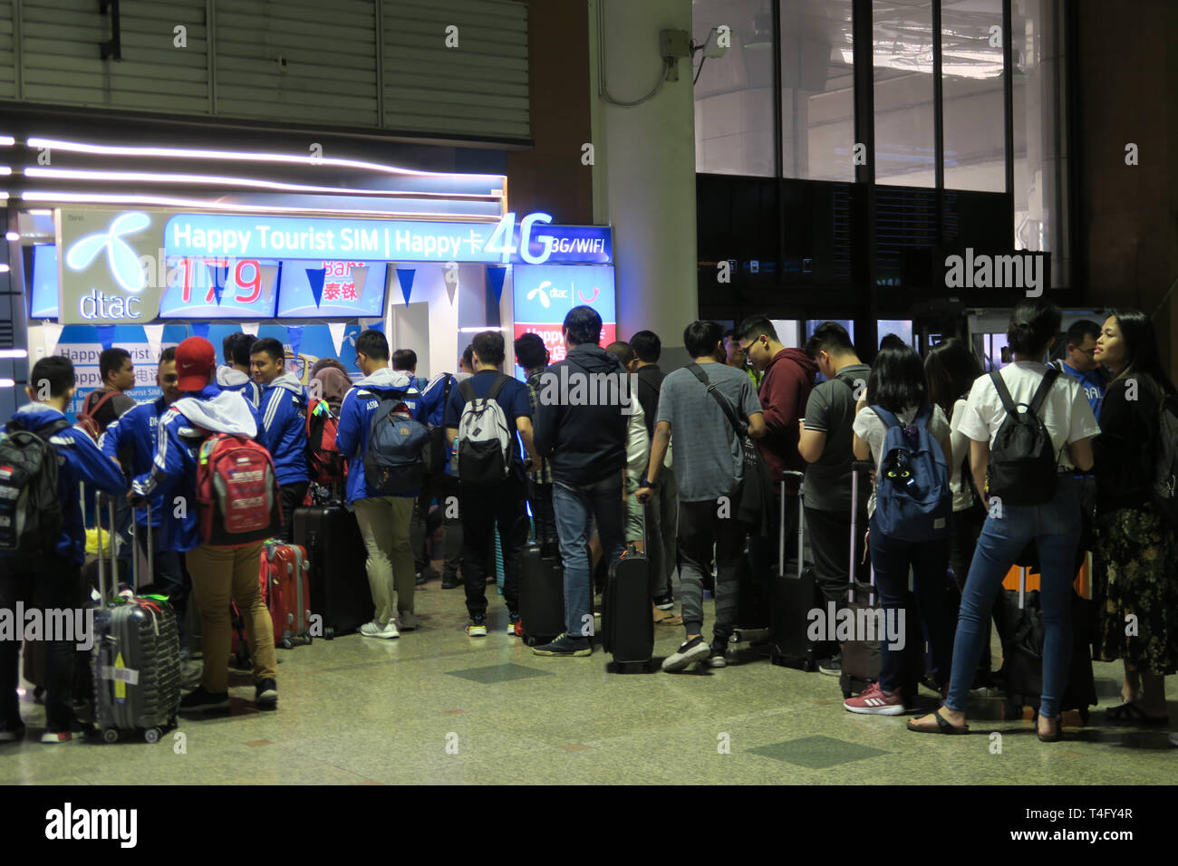 Warteschlange SIM-Karten zu kaufen, Ankunftshalle, Don Meuang International Airport, Bangkok, Thailand Stockfoto