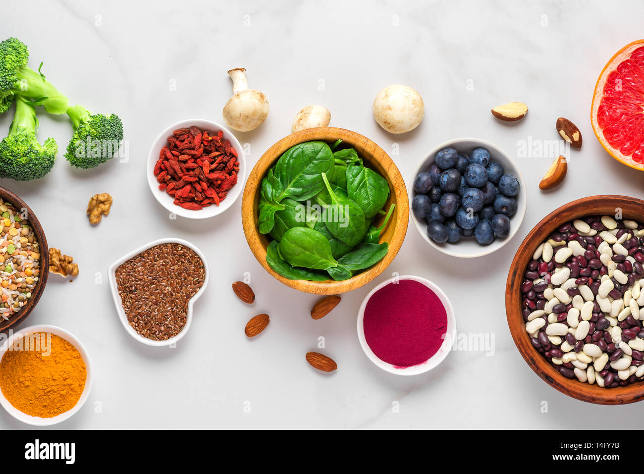 Superfoods wie Gemüse, Acai, Kurkuma, Früchte, Beeren, Pilze, Nüsse und Samen. Gesunde vegane Ernährung, oben flach Stockfoto
