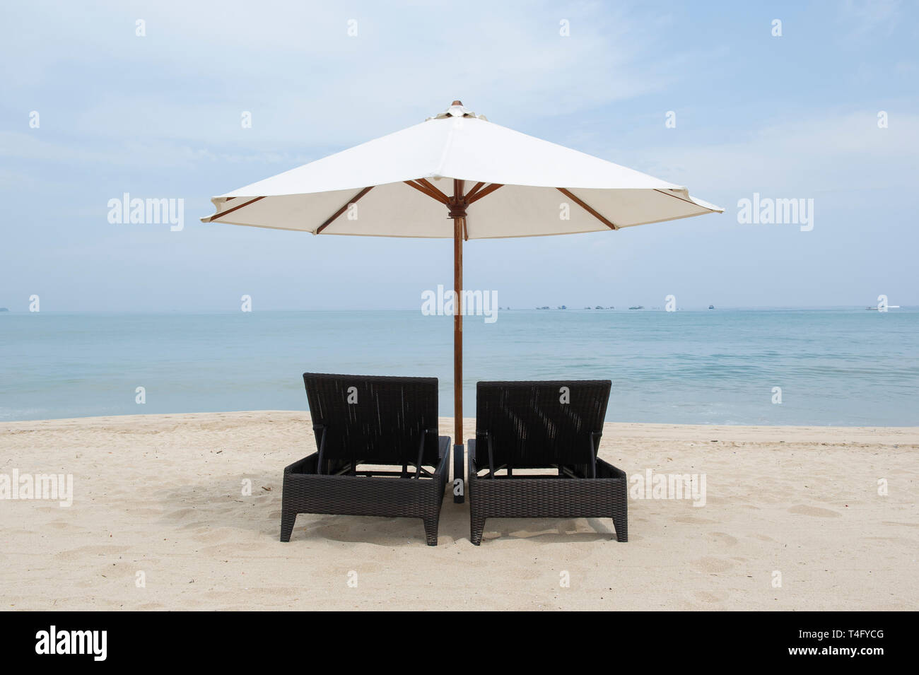 Zwei Liegen mit Sonnenschirm am Strand Jimbaran, Bali, Indonesien Stockfoto