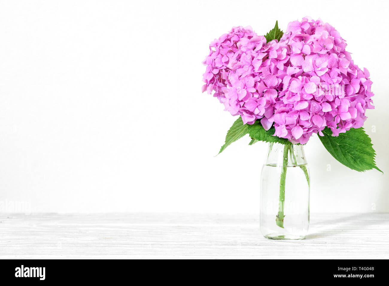Noch immer leben mit einem schönen Blumenstrauß rosa Hortensie Blumen. Urlaub oder Hochzeit Hintergrund. Grußkarte Stockfoto