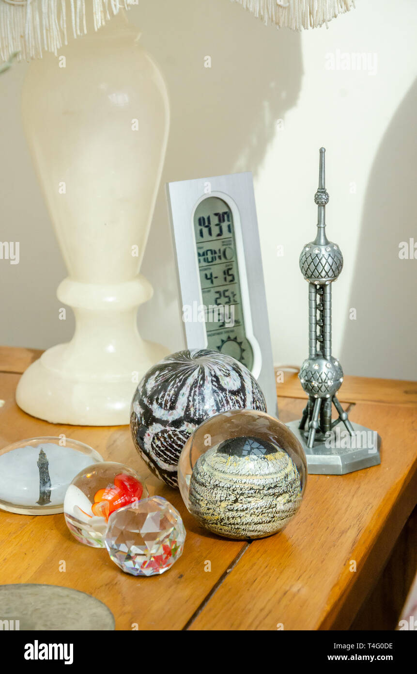 Ornamente auf einem Tisch in der Ecke des Raumes machen das Innere der Zuhause gemütlich. Stockfoto