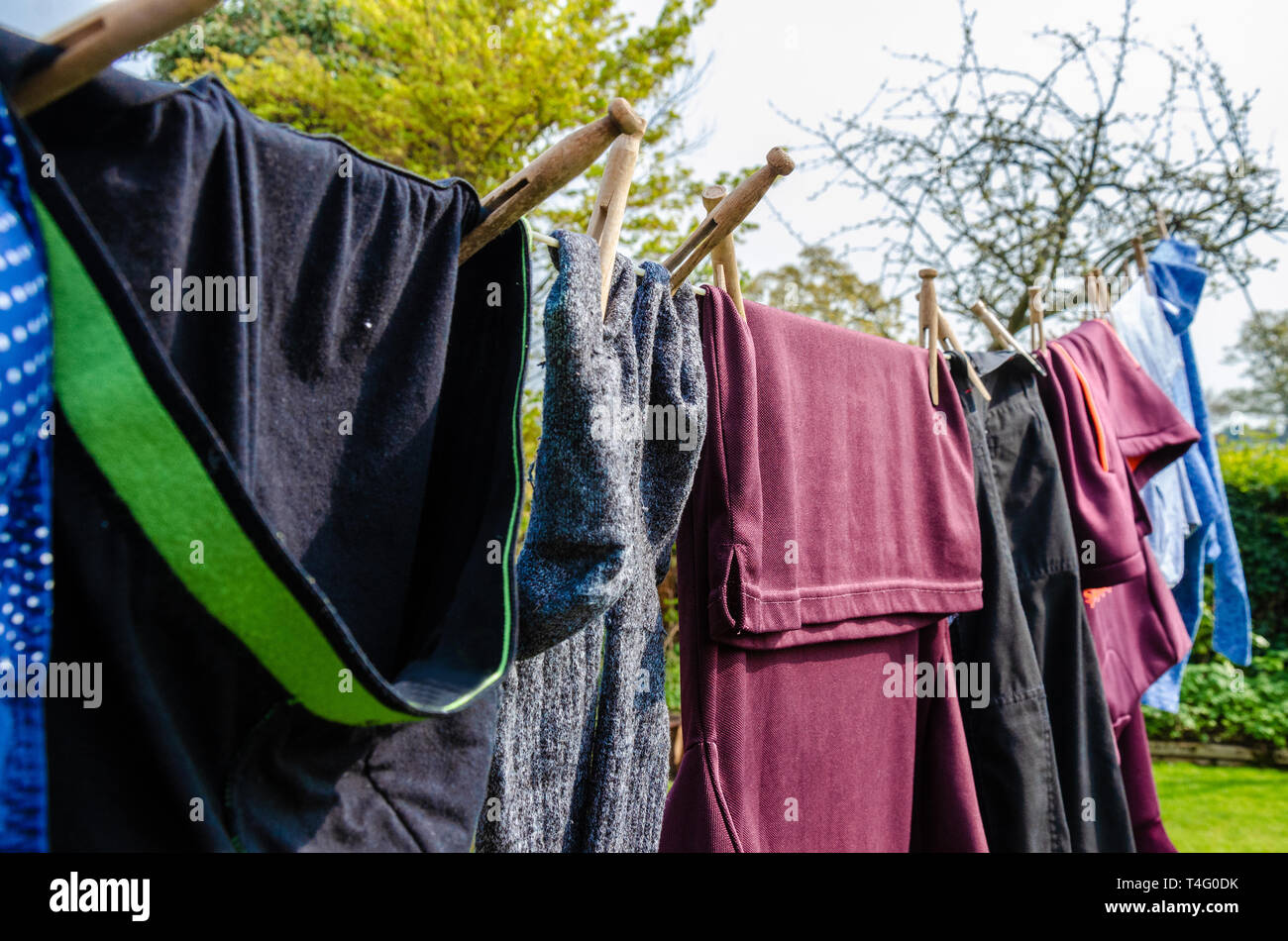 Waschmaschine außen Trocknen auf der Wäscheleine. Kleidung trocknen schnell in das Wetter im Frühling. Stockfoto