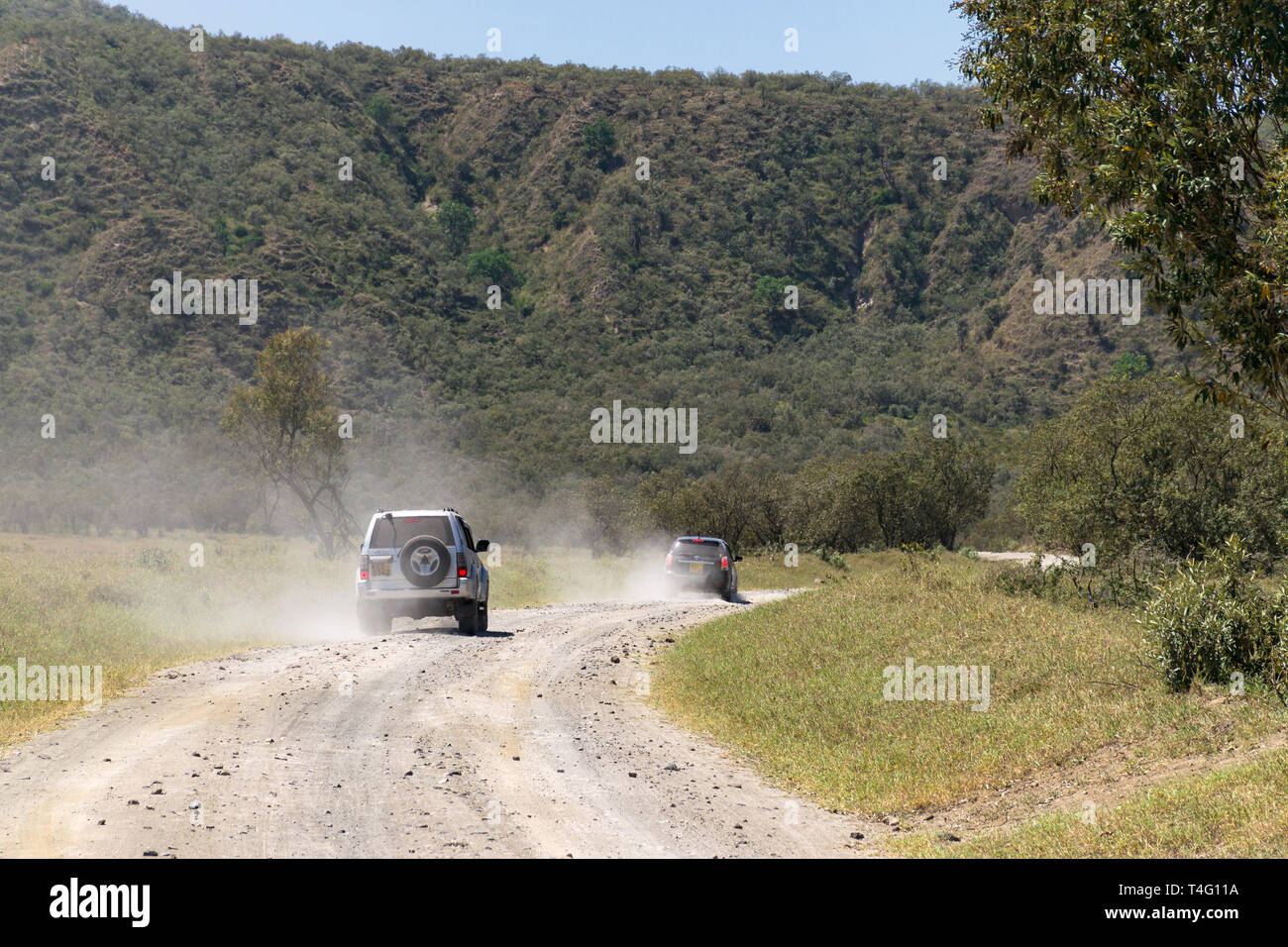 4x4 Off-Road-Fahrzeuge fahren auf staubige Straße, Hells Gate Nationalpark, Kenia Stockfoto