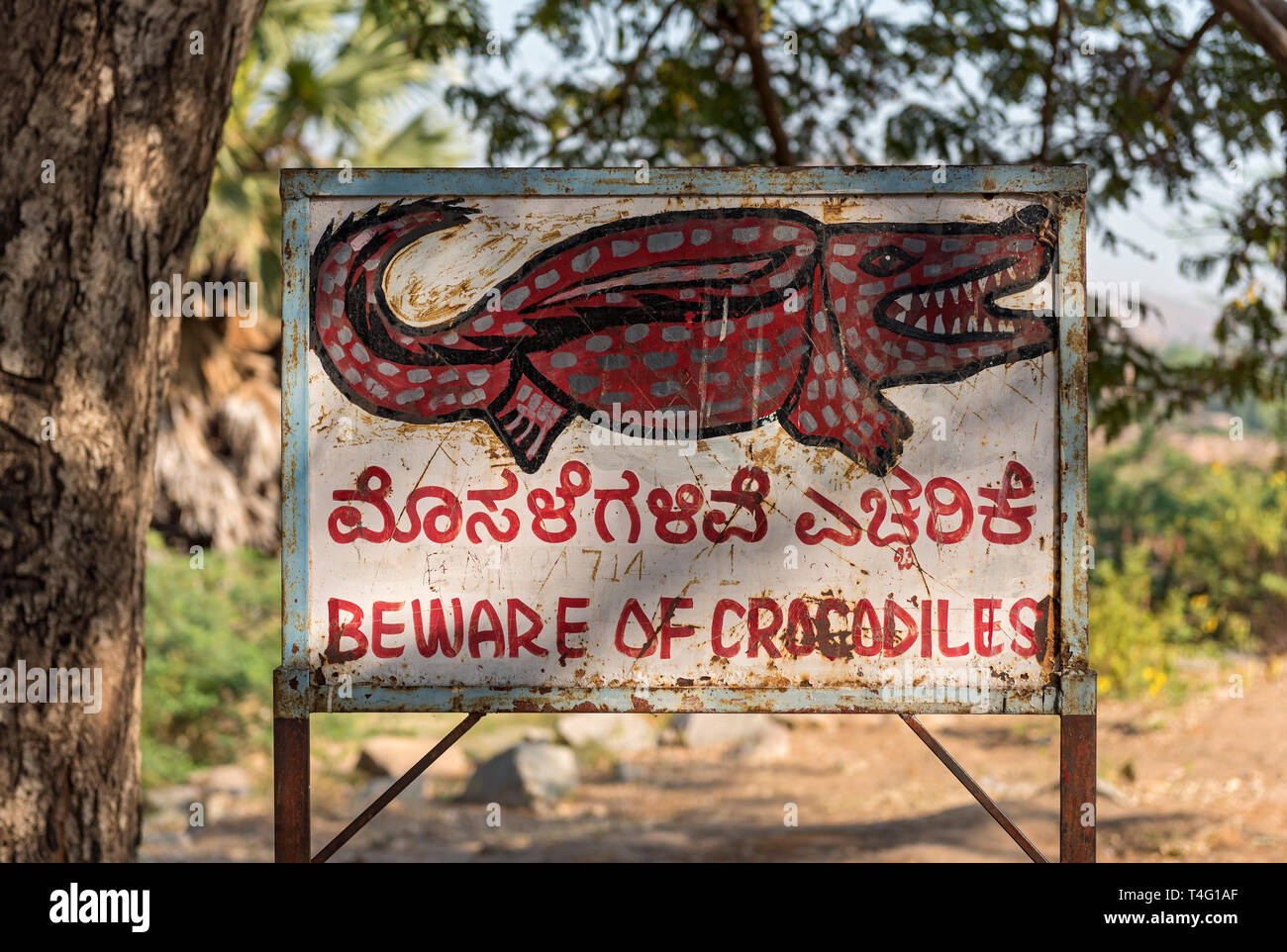 Vorsicht vor Krokodilen Warnschild in Hampi, Indien Stockfoto