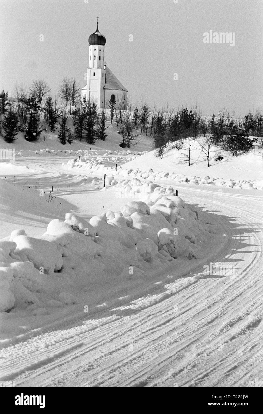 Blick auf ein Feld Kirche in verschneiten Adelzhausen (undatiert Archiv Bild vom Januar 1963). | Verwendung weltweit Stockfoto