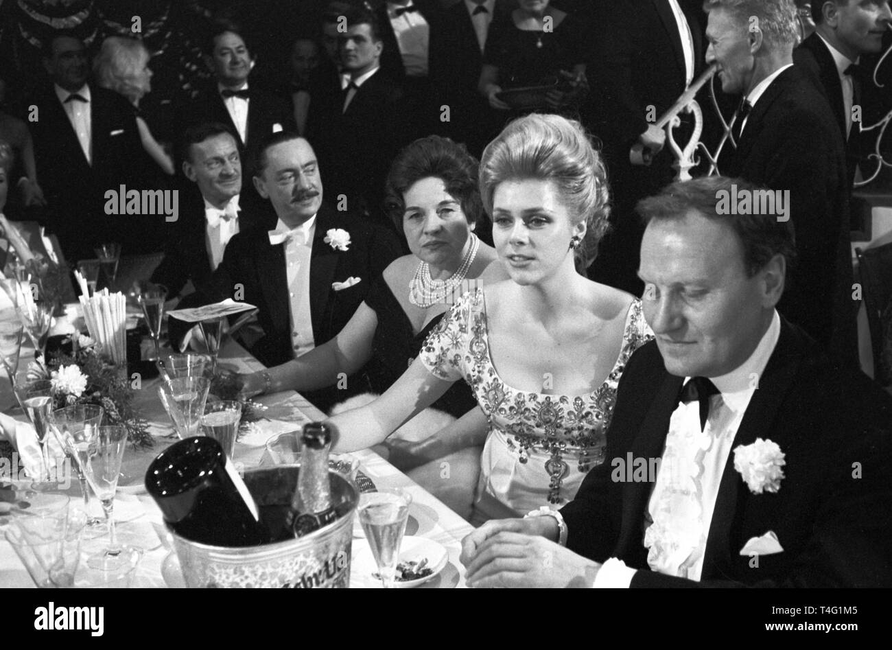 Industrielle finanzier Rudolf Münemann (r), seine Frau (l) und ihre Tochter Angela Münemann (M) sind unter den Gästen am Bal Paré in München (undatiert Archiv Bild aus 1963). | Verwendung weltweit Stockfoto