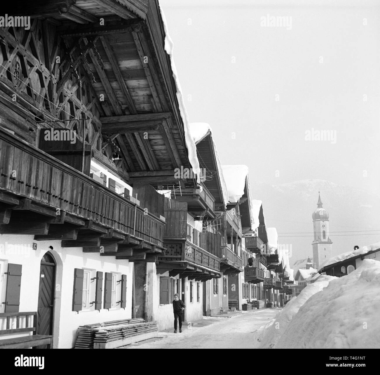 Blick auf die Häuser und die Kirche Turm im verschneiten Garmisch-Partenkirchen (undatiert Archiv Bild vom Januar 1963). | Verwendung weltweit Stockfoto