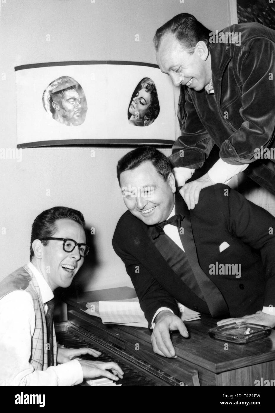 Berliner Komödie "Keine Angst, Sie kriegen sich', Berliner Premiere am 13.11.56 mit Gerd Vespermann (L-R), Wolfgang Neuss und Wolfgang Müll. Foto: Agentur voller Ernst - GESPERRT FÜR BILDFUNK - ACHTUNG! Nur zur redaktionellen Verwendung! Bei werblicher Nutzung sind gesonderte Rechte einzuholen! | Verwendung weltweit Stockfoto