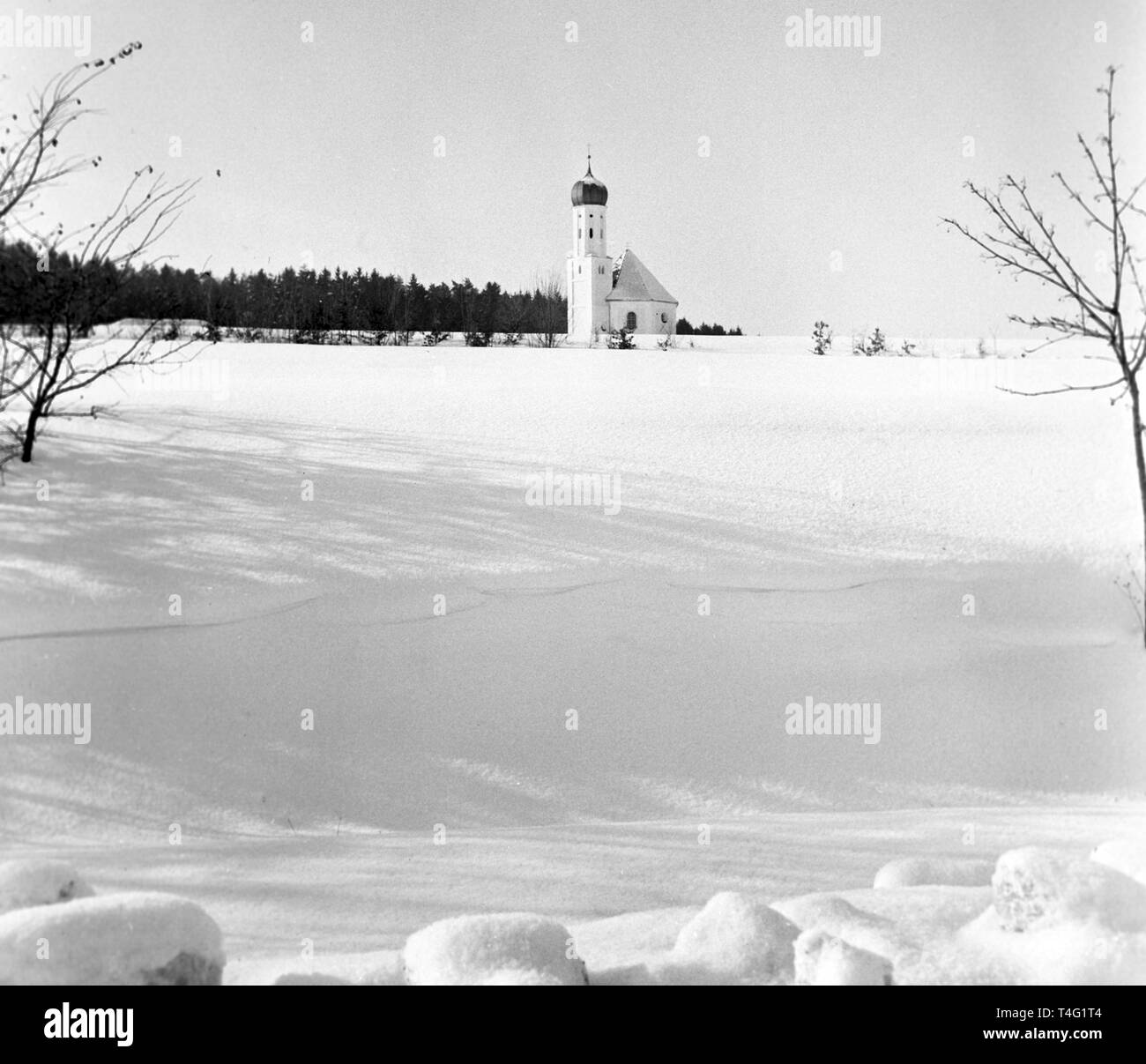 Blick auf die Kirche in einer fast unberührten Mantel aus Schnee (undatiert Archiv Bild vom Januar 1963). | Verwendung weltweit Stockfoto