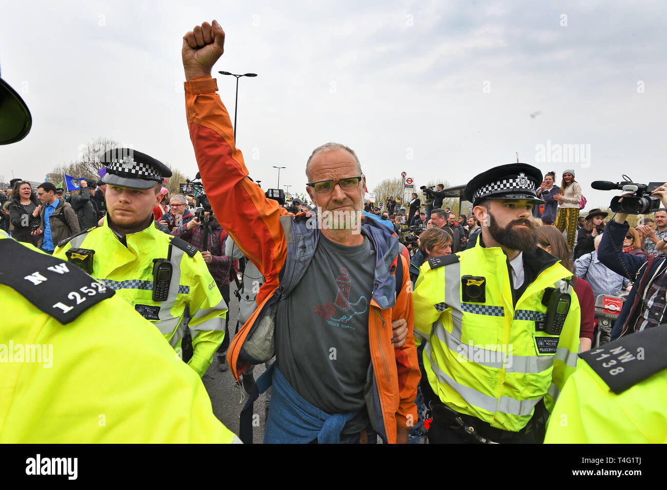 Ein Demonstrator ist während des zweiten Tages der Auslöschung Rebellion Protest auf der Waterloo Bridge in London festgenommen. Stockfoto