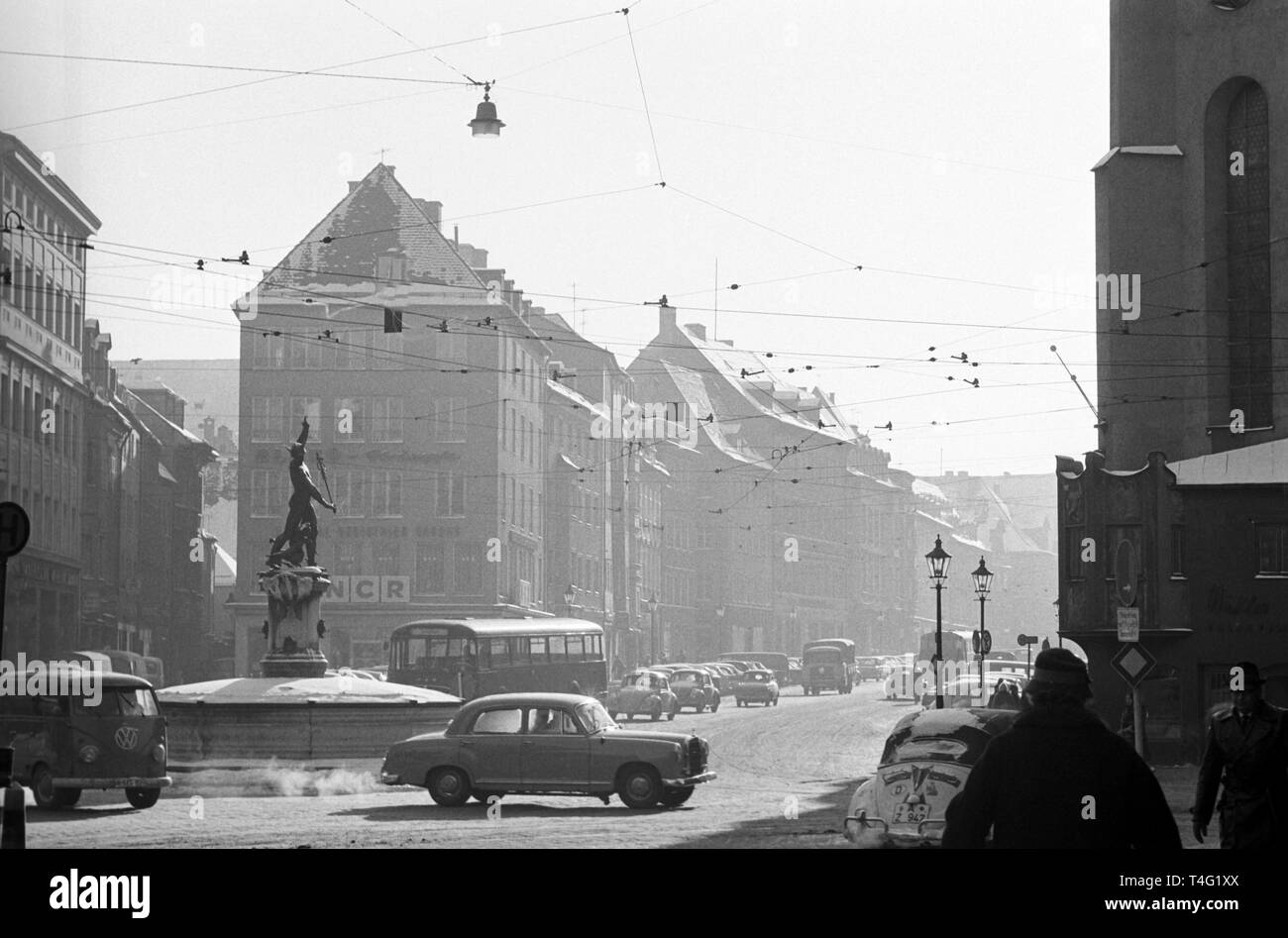 Blick auf die schneebedeckte Maximiliansstrasse in Augsburg (undatiert Archiv Bild vom Januar 1963). | Verwendung weltweit Stockfoto