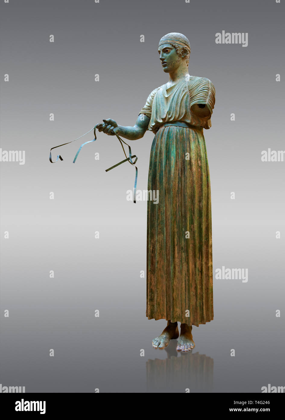 "Wagenlenker von Delphi' 470 v. Chr.. Die "Wagenlenker von Delphi' ist eine der bekanntesten antiken griechischen Statuen, und eines der am besten erhaltenen Beispiele Stockfoto