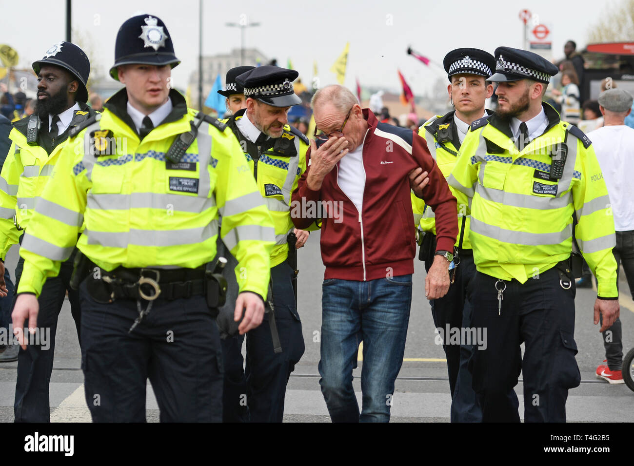Ein Demonstrator ist entfernt, die von der Polizei während des zweiten Tages der Auslöschung Rebellion Protest auf der Waterloo Bridge in London geführt. Stockfoto
