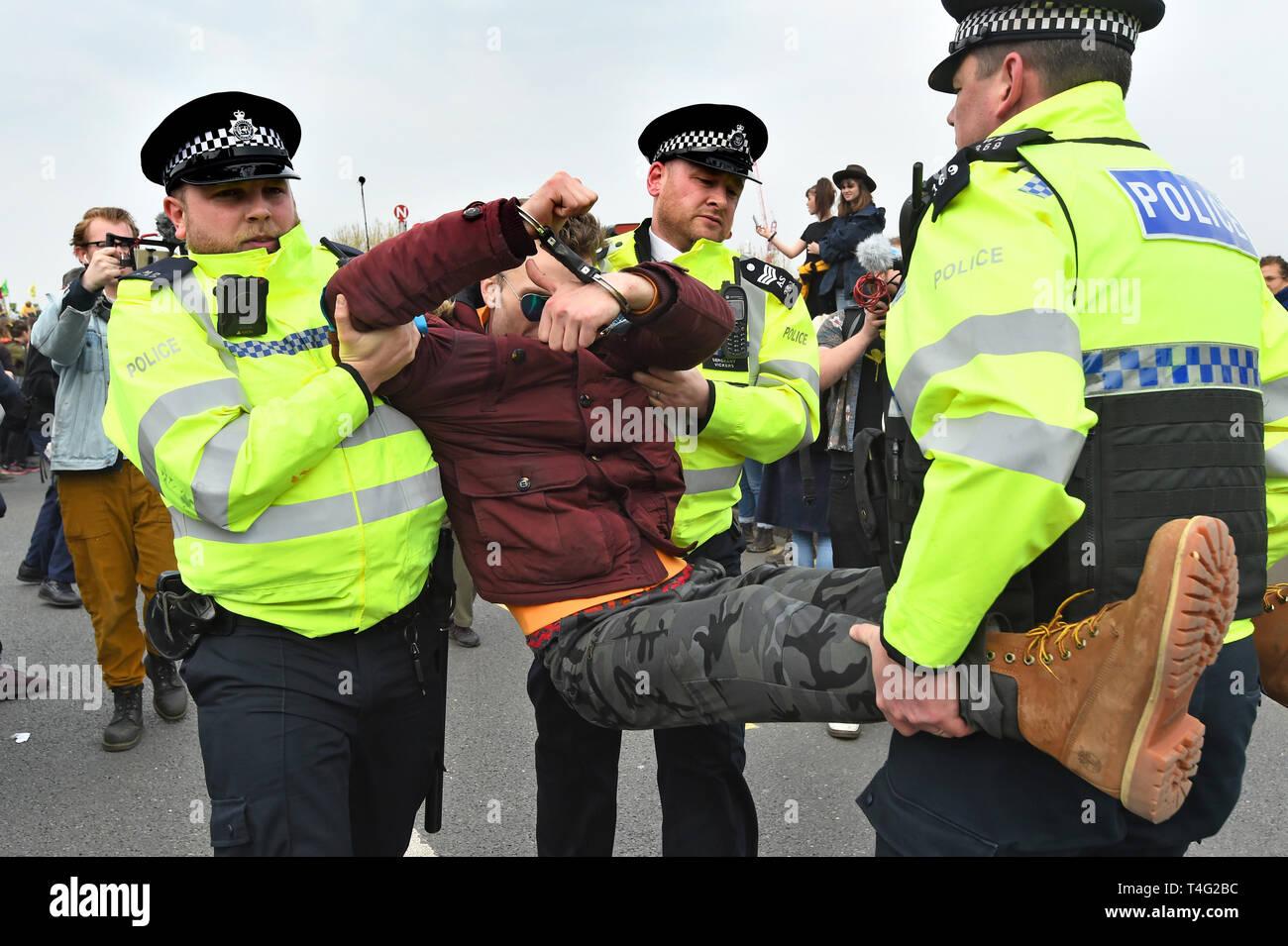 Ein Demonstrator ist entfernt, die von der Polizei während des zweiten Tages der Auslöschung Rebellion Protest auf der Waterloo Bridge in London durchgeführt. Stockfoto