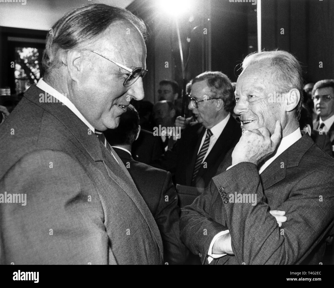 Dem Deutschen Gewerkschaftsbund (DGB) hält einen Geburtstag Empfang für die DGB-Vorsitzende Ernst Breit am 31. August 1984. Das Bild zeigt die Bundeskanzler Helmut Kohl (l) im Gespräch mit SPD-Vorsitzende Willy Brandt (r). | Verwendung weltweit Stockfoto