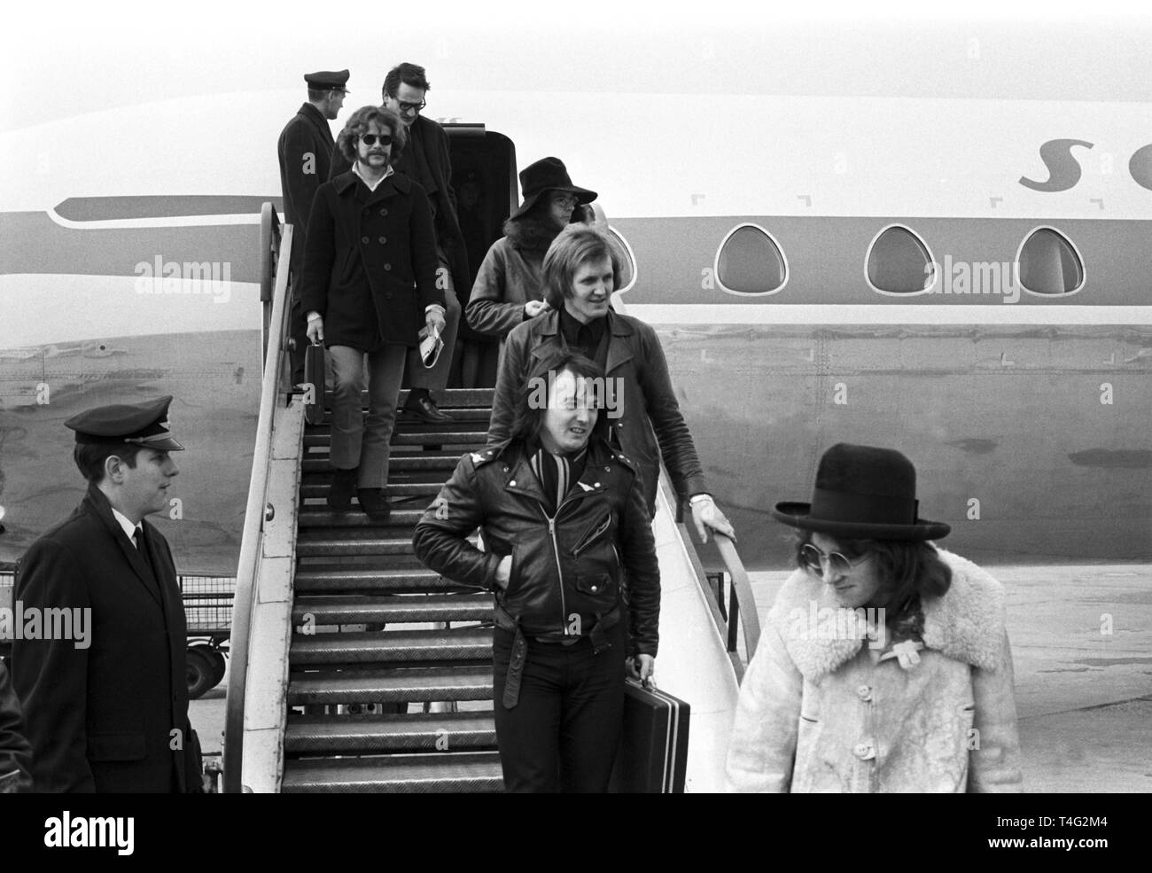 Die deutsch-amerikanische Rockband "Jimi Hendrix Experience" am Flughafen in Hamburg am 11. Januar 1969. | Verwendung weltweit Stockfoto