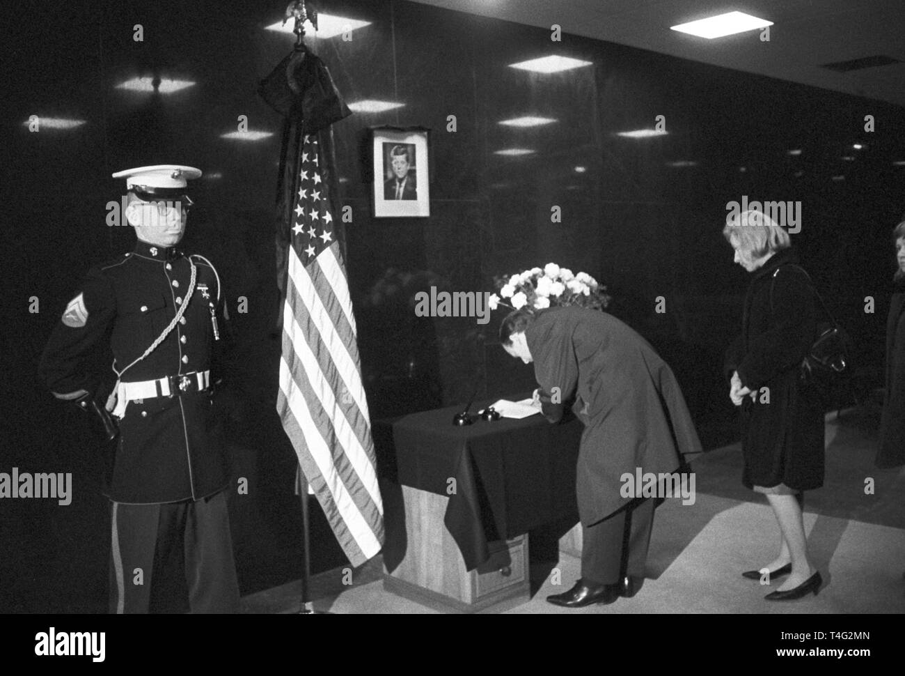 Deutsche Bürger in den USA Konsulat in München das Buch von beileidsbekundungen Unterzeichnung. US-Präsident John F. Kennedy wurde am 22. November 1963 in Dallas ermordet (Tx). | Verwendung weltweit Stockfoto