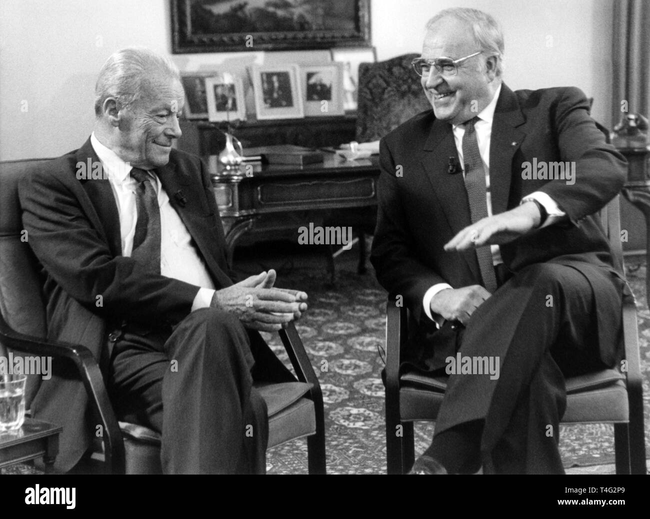 Der frühere deutsche Bundeskanzler Willy Brandt (l) und seinem Nachfolger Bundeskanzler Helmut Kohl (r) der bevorstehenden Wiedervereinigung der BRD und der DDR in einem Interview auf der 21. September 1990 diskutieren. | Verwendung weltweit Stockfoto