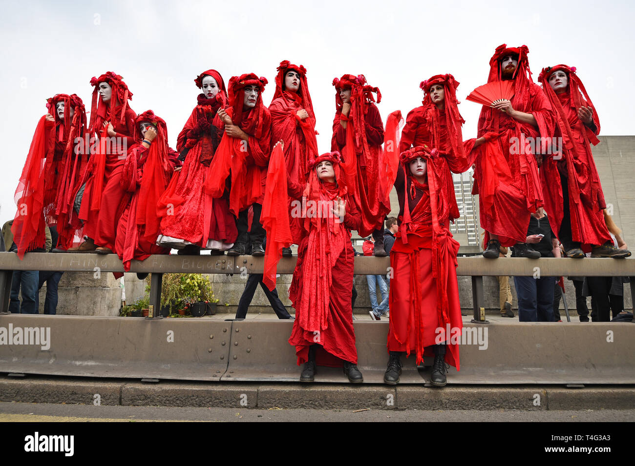 Demonstranten während des zweiten Tages der Auslöschung Rebellion Protest auf der Waterloo Bridge in London. Stockfoto