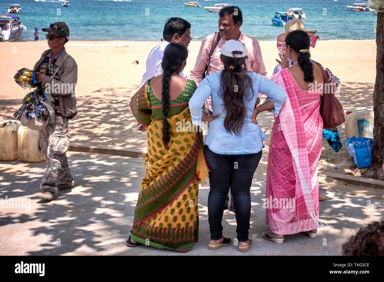Asiatische indische Frauen in traditionellen Sari Kleid. Gruppe der indischen Touristen. Pattaya, Thailand, Südostasien Stockfoto