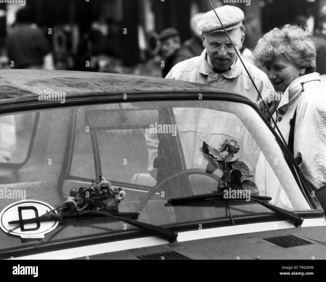 Das Auto eines DDR-Bürger ist mit Blumen und einem D-Sticker, dargestellt in Lübeck am 10.11.1989 eingerichtet. Hunderte von Tausenden von DDR-Bürgern in die Bundesrepublik reiste für einen kurzen Besuch nach der Öffnung der innerdeutschen Grenze am 09/10 November 1989. | Verwendung weltweit Stockfoto
