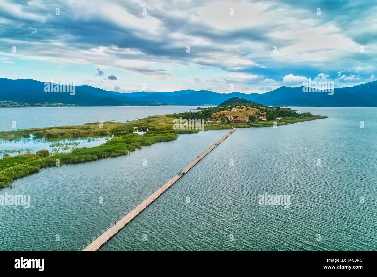 Luftaufnahme der Insel Agios Achillios im See kleine Prespes, Nordgriechenland Stockfoto