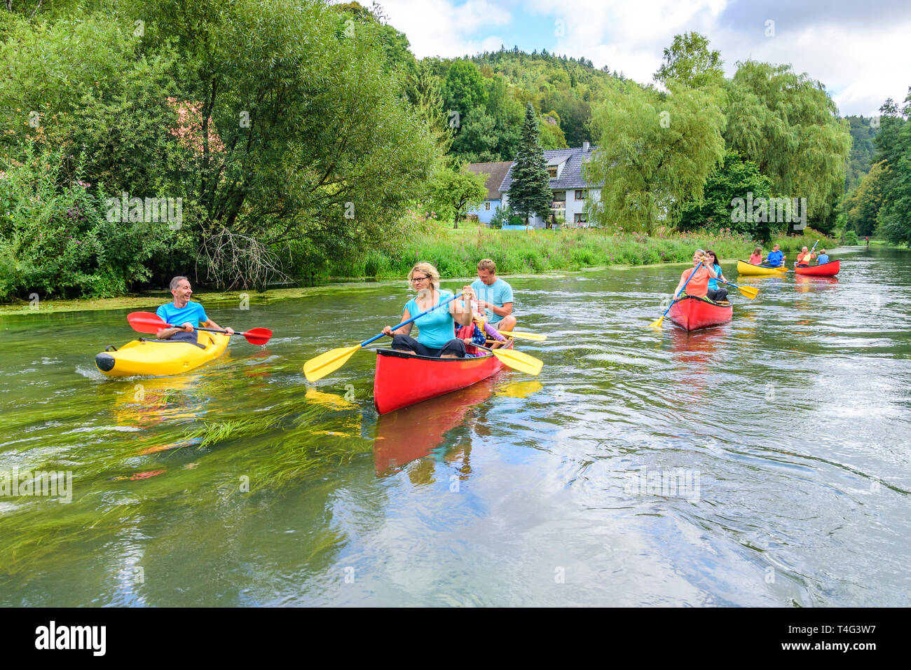 Gruppe von Menschen, die Kanu Tour auf idyllischen Fluss in Franken Stockfoto