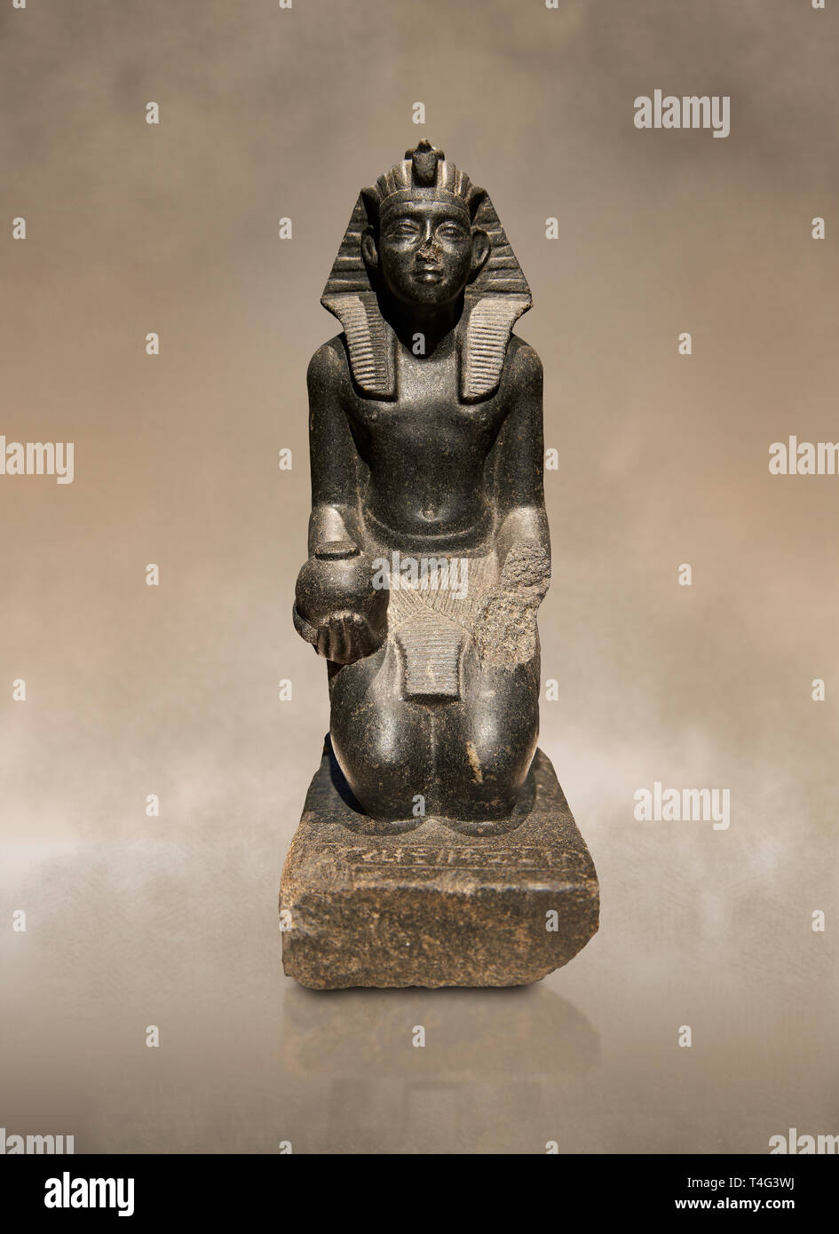 Alten Ägyptischen Granit Statue des Sobekhotep V kniend mit Salbe Schiffe. Ägypten 13-14 Dynastie (1750-1700 v. Chr.) Berlin Neues Museum Kat.-Nr.: Stockfoto