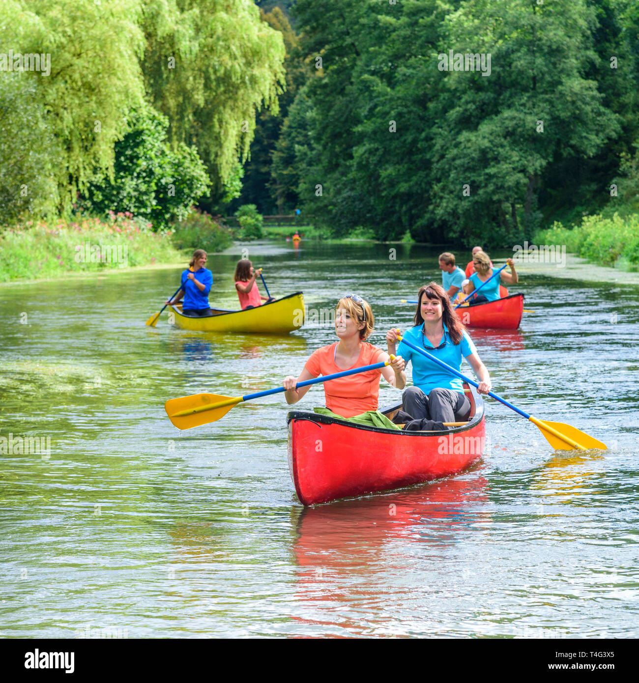 Gruppe von Menschen, die Kanu Tour auf idyllischen Fluss in Franken Stockfoto