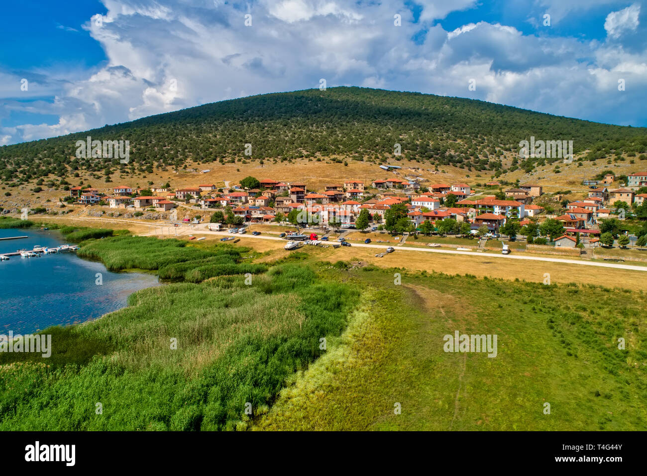 Luftaufnahme des schönen Fischerdorf Psarades in Prespa See in Nordgriechenland Stockfoto