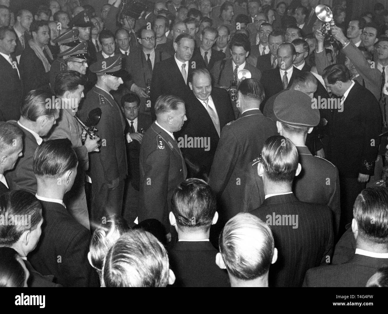 Verteidigungsminister Theodor Blank (M) präsentiert am 12. November 1955 in Bonn (BRD) die Ernennungsurkunde an die ersten 101 Freiwilligen der neu gegründeten Bundeswehr, die Bundeswehr. | Verwendung weltweit Stockfoto