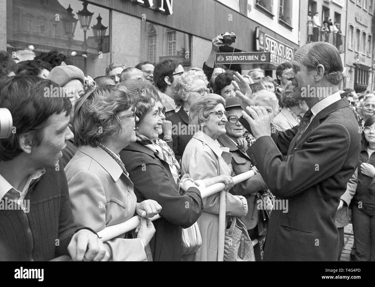 Prinz Philip (R) im Gespräch mit den Bürgern bei einem Spaziergang über den Marktplatz in Bonn am 22. Mai 1978. | Verwendung weltweit Stockfoto