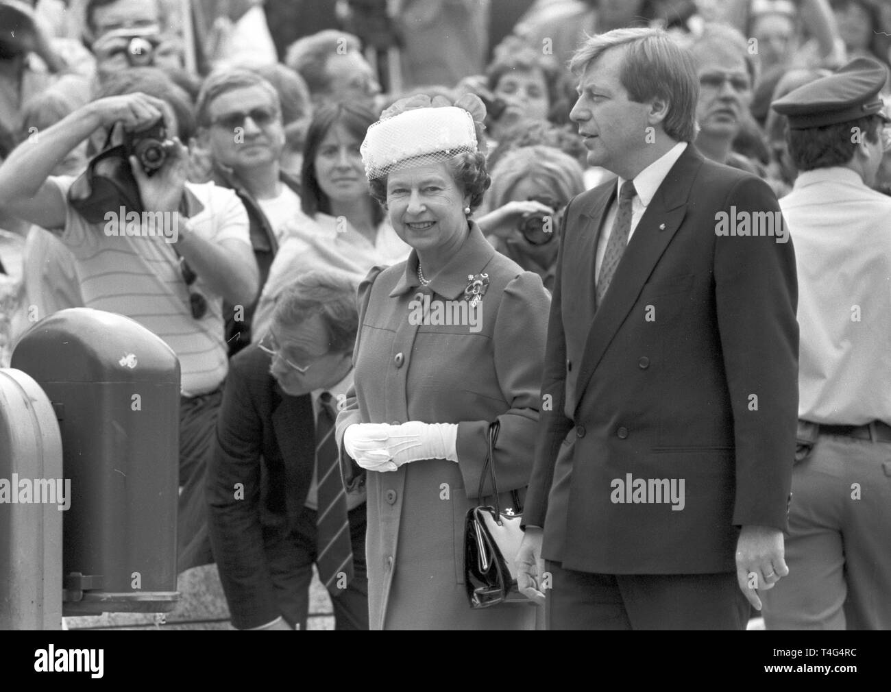 Königin Elizabeth II. und der Regierende Buergermeister von Berlin, Diepgen (r) am Kurfürstendamm am 27. Mai 1987. Die britische Königin und ihr Mann in Berlin für einen zweitägigen Besuch anlässlich der 750-Jahr-Feier von Berlin verbracht. | Verwendung weltweit Stockfoto