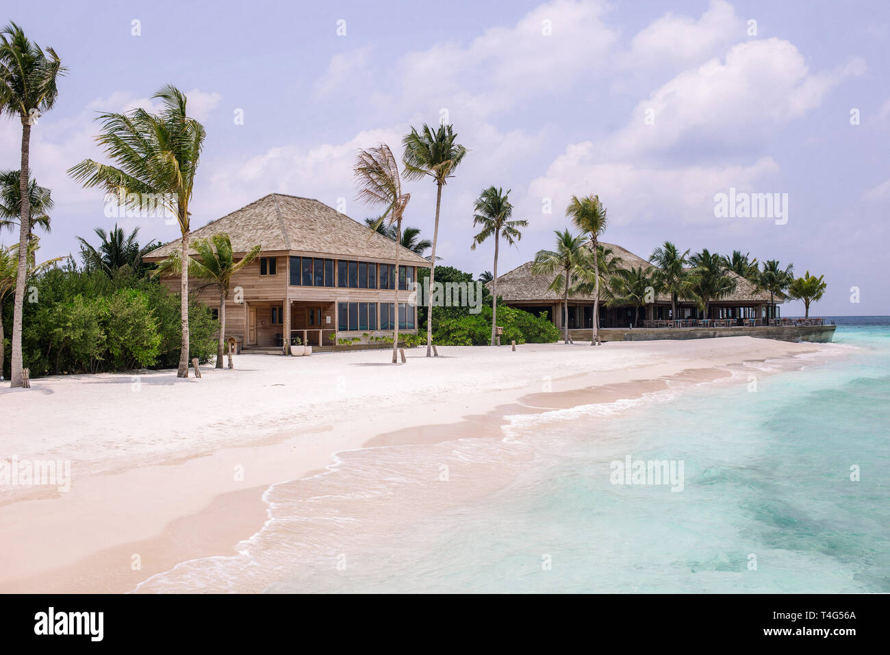 Küste vom Meer auf den Malediven Bungalows. Luxury Holiday Resort. Tropische Blau Malediven Meer. Schöne Natur Landschaft. Stockfoto