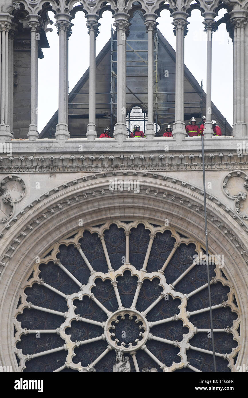 Feuerwehrmänner, die Bewertung der Schäden an der Kathedrale Notre Dame in Paris, nach einem Brand, der einen Großteil der Gebäude am Montag Abend zerstört. Stockfoto