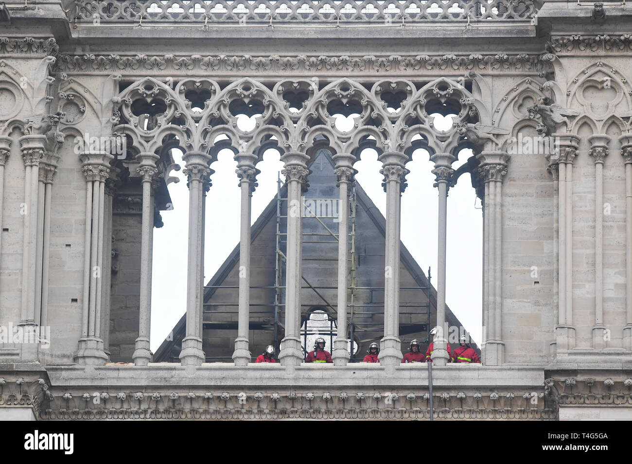 Feuerwehrmänner, die Bewertung der Schäden an der Kathedrale Notre Dame in Paris, nach einem Brand, der einen Großteil der Gebäude am Montag Abend zerstört. Stockfoto