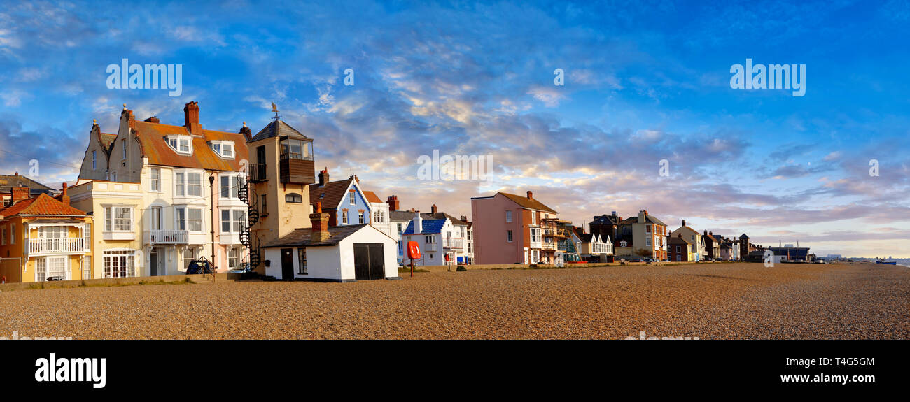 Meer Häuser und Kieselstrand von Aldeburgh, Suffolk, England Stockfoto