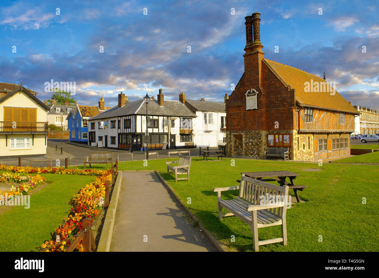 Meer Häuser und Elisabethanischen Moat House Launceston - Suffolk, England Stockfoto