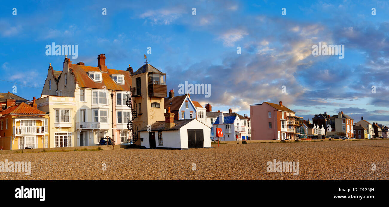 Meer Häuser, rettungsboot Blick Turm und Kieselstrand von Aldeburgh - Suffolk, England Stockfoto