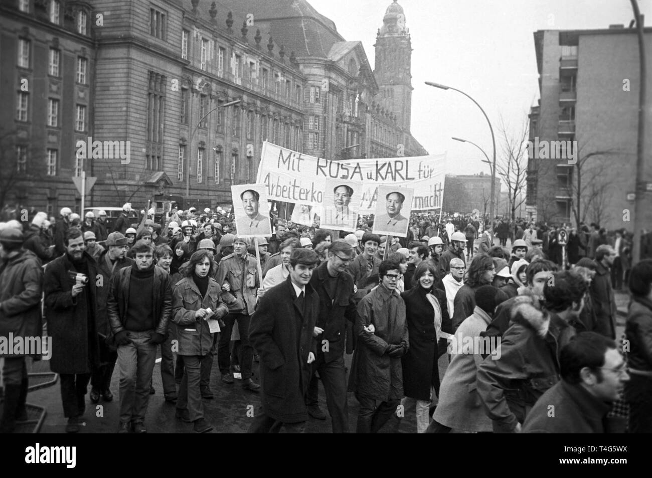 Über 1.000 Mitglieder, die in erster Linie Studenten, der APO (Außerparlamentarische Opposition) gegen die SPD auf den Anlass des 50-jährigen Jubiläums von Rosa Luxemburg und Karl Liebknecht ermordet am 18. Januar 1969 demonstrieren. | Verwendung weltweit Stockfoto