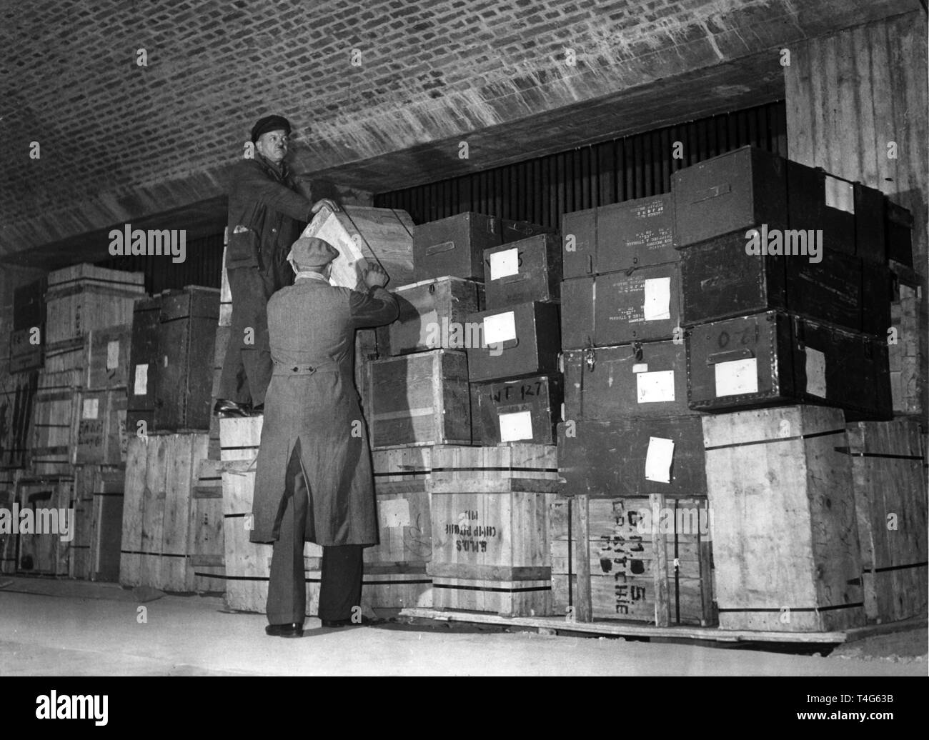 Einen Zollbeamten stellt 360 Holzkisten am 21. Januar 1957 in Stuttgart (Deutschland) mit deutschen Büchern, Zeitungen und Manuskripte, die von den USA im Jahr 1945 beschlagnahmt wurden. Die Publikationen sind zurück an das Institut für Auslandsbeziehungen. | Verwendung weltweit Stockfoto