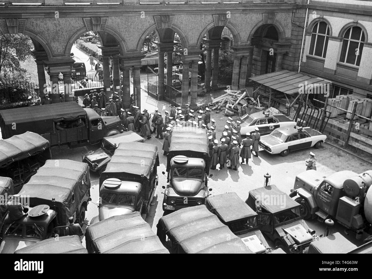 Polizei schwärmen während einer Aktion im Hof von der Universität Frankfurt am 30. Mai 1968. Der Leiter der Universität, Prof. Rüegg, hatte die Polizei um Hilfe gebeten, weil der "Straftaten" der Schüler und der "Zorn des weitere Plünderung'. | Verwendung weltweit Stockfoto