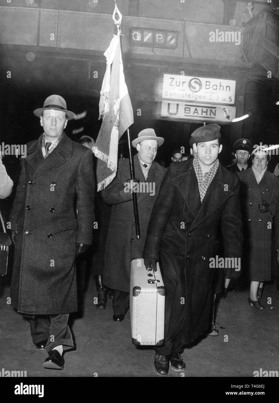 Rund 100 Flüchtlinge aus Ungarn kommen am 24. November 1956 Am Hauptbahnhof in Hamburg. Durch das Auflegen des Ungarischen Aufstandes 1956 von sowjetischen Truppen um 200.000 Personen die Grafschaft in den Westen geflohen. | Verwendung weltweit Stockfoto