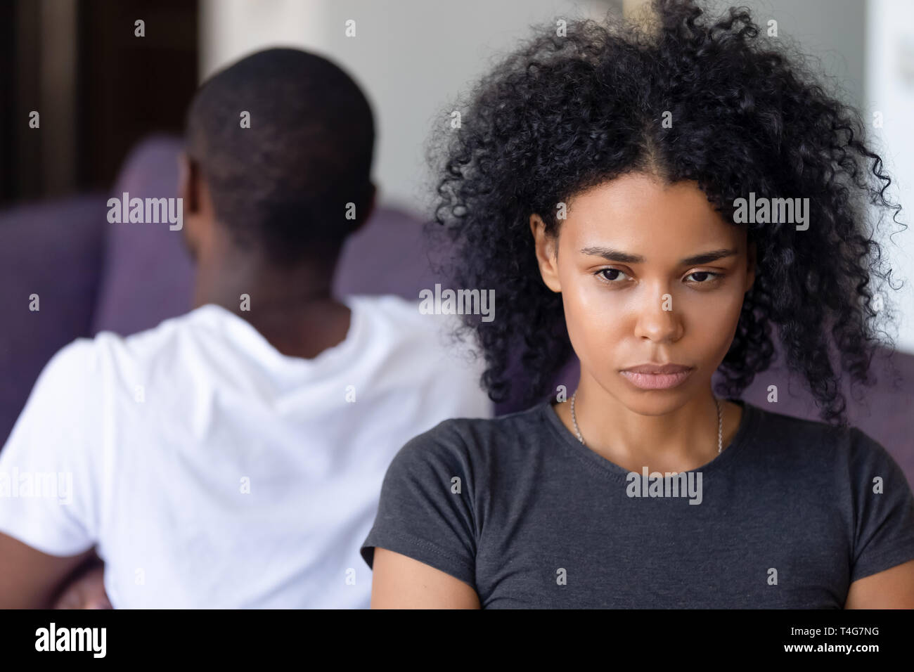 Close up traurig Afrikanische amerikanische Frau, die nach der Familie mit Mann Streit Stockfoto