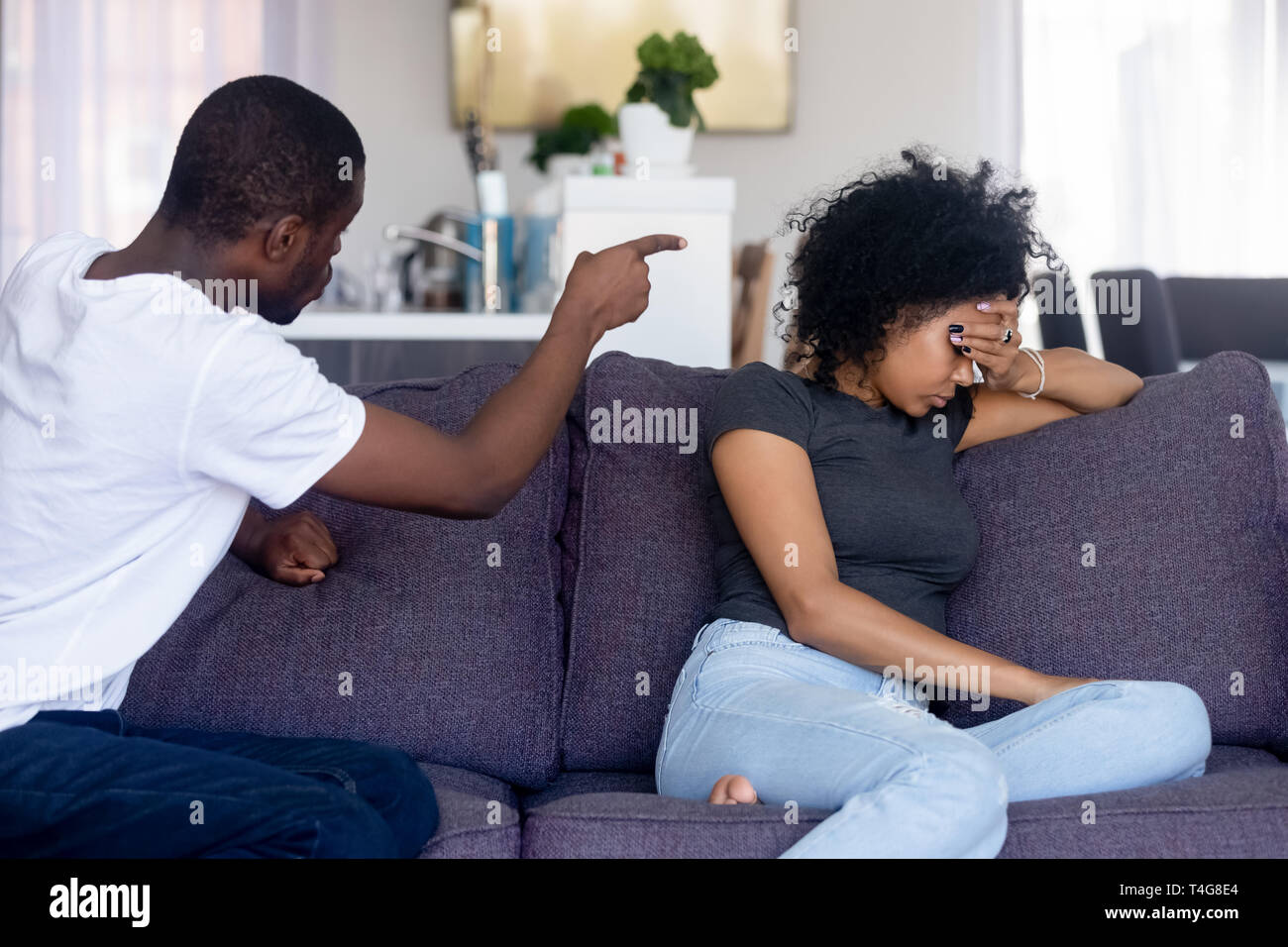 Wütend African American man streiten, schrie verärgert Frau Stockfoto