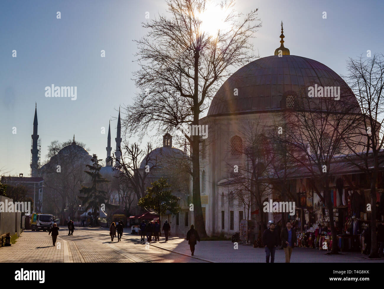 Sultanahmet, Istanbul/Türkei - vom 19. Februar 2019: Sultanahmet Platz in der Nähe der Straße und Sultanahmet Moschee Stockfoto