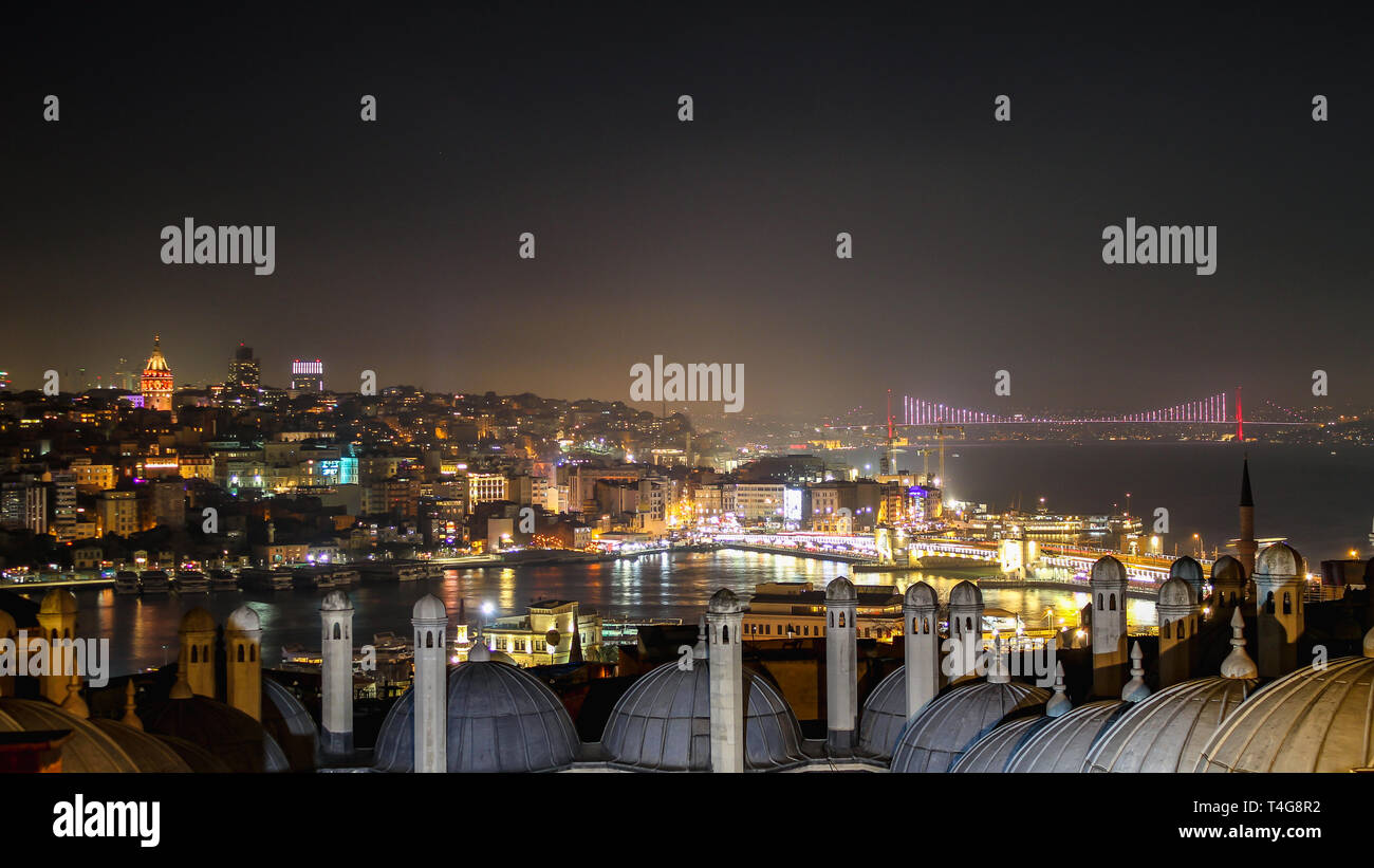Istanbul Panoramaaussicht in der Nacht, Moschee Kuppeln und Minaretten Bosporus Stockfoto
