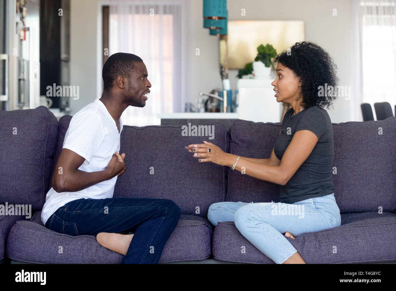 Unglücklich Afrikanische amerikanische Paar streiten, sitzt auf einem Sofa zu Hause Stockfoto