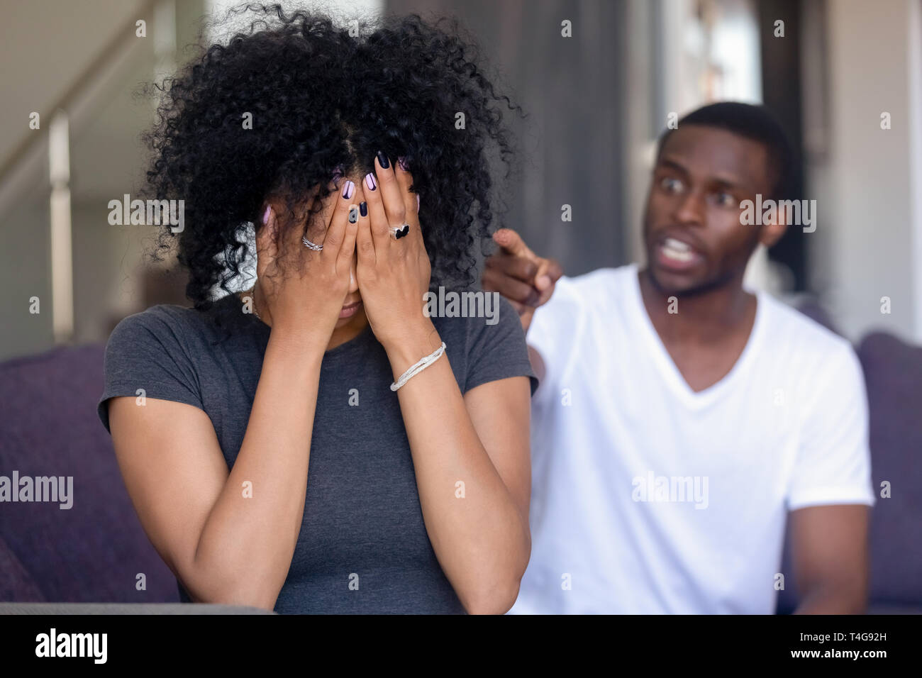 Verärgert afrikanische amerikanische Mann schrie frustriert Frau Stockfoto