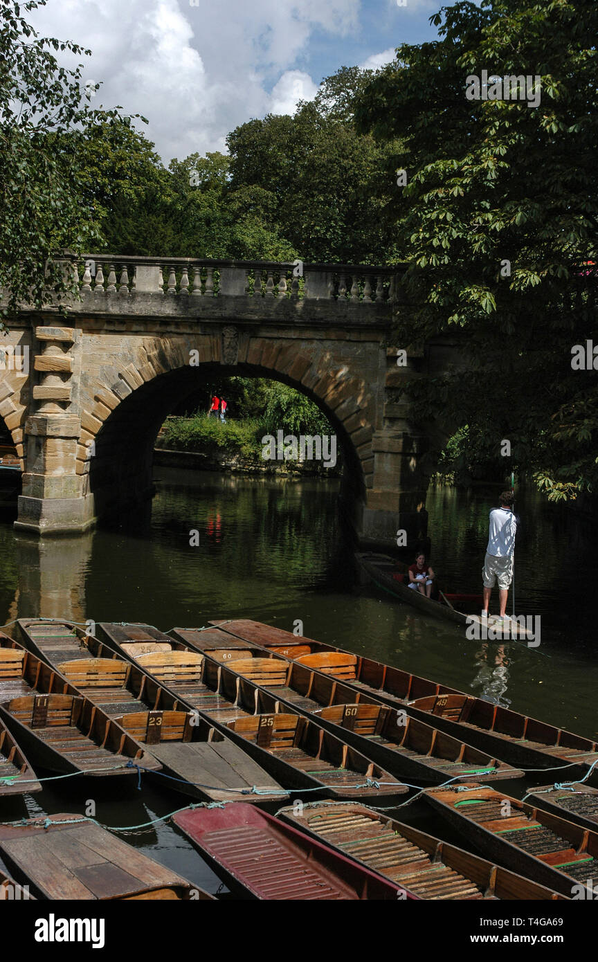 Ein Punt fließt vorbei mit seiner Passagiere auf die Vertäuten Stocherkähne auf dem Fluss Cherwell in der Nähe von Magdalen Bridge in Oxford, Großbritannien Stockfoto